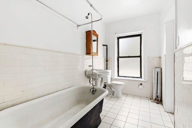 Photo - 1297 Bergen St