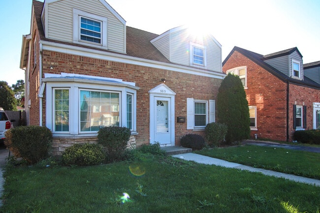 Building Photo - 5815 N Canfield Ave