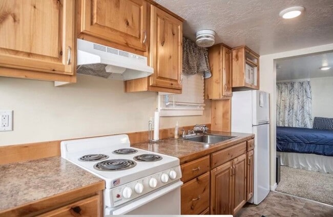 Building Photo - 963 E Center St Unit 2 Rental