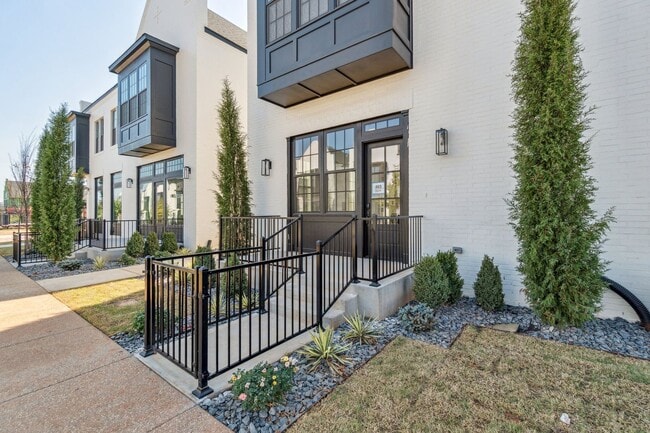 Photo - Townhome 2 bed 2.5 Bath "The White Workroom" in The Heart of Selah