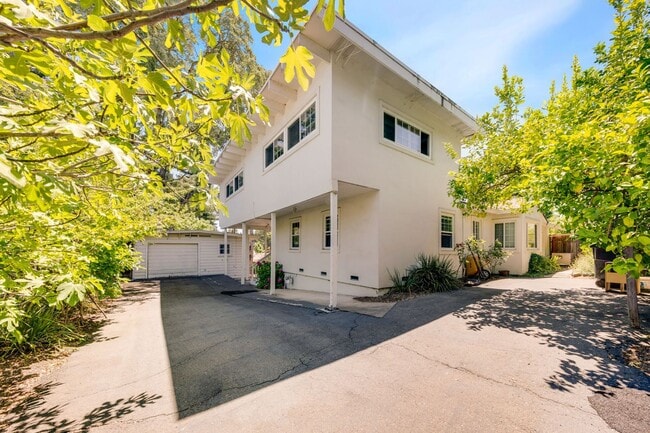 Building Photo - Private 2-Bedroom Fair Oaks Duplex with Gated Driveway & Garage!