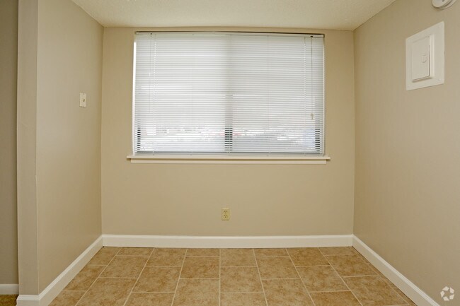 1BR, 1BA - 650 SF