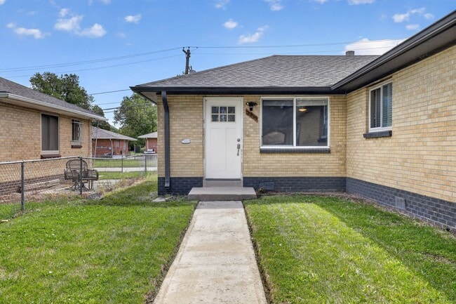 Building Photo - 2 bed 1 bath - Remodeled Home in Denver!