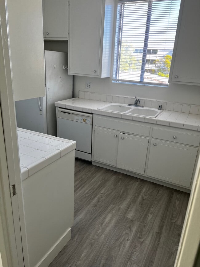 Photo - Over 1,000 SF at Kings Road Arms