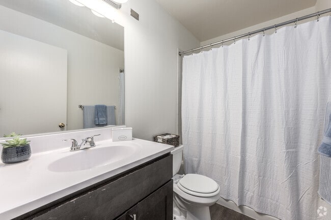 2BR, 2BA - 889SF - Bathroom