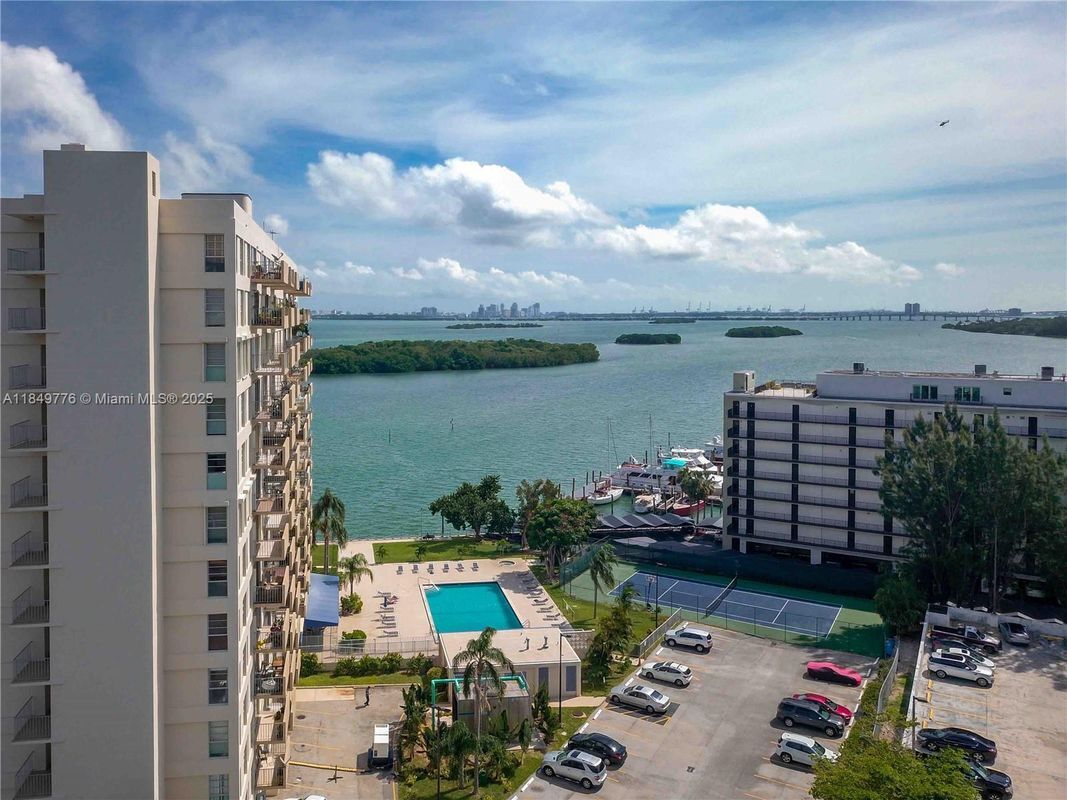 Photo - 880 NE 69th St