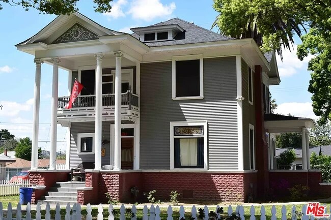 Photo - 695 N Main St Unidad Bedroom 1