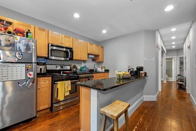 Building Photo - Great 4 bed 2 bath in Mission Hill... SEPT 1ST MOVE