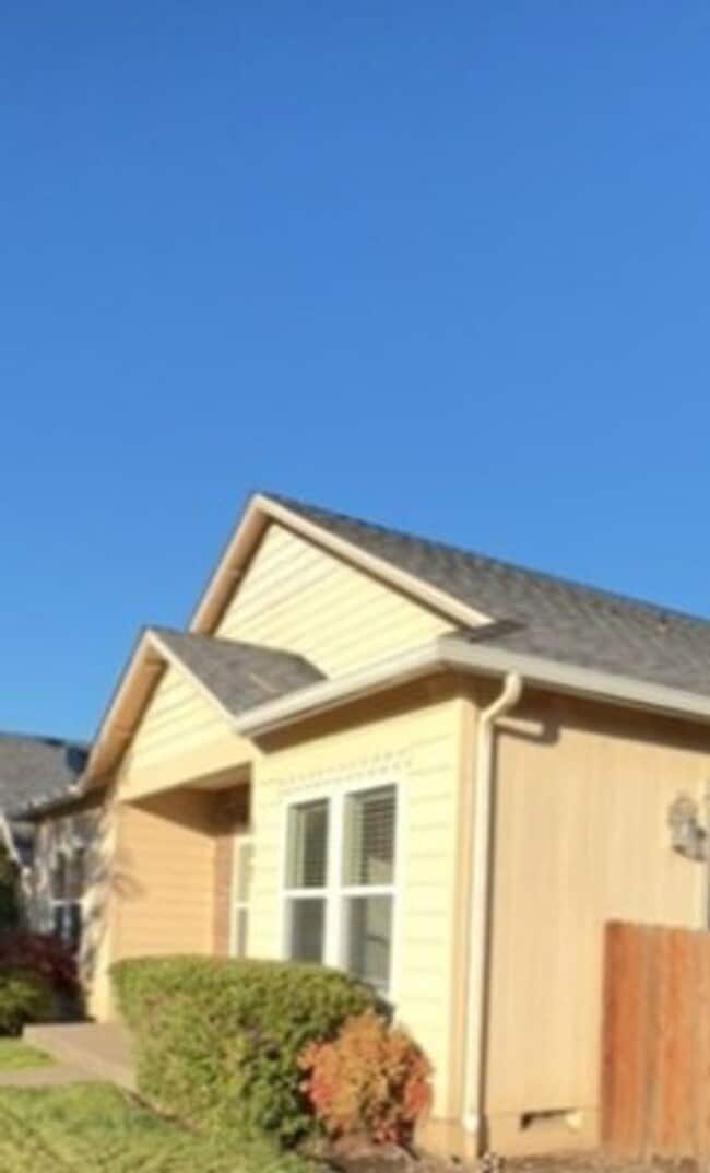 Photo - 3 Bedroom 2 Bathroom Home with 2 Car Garage