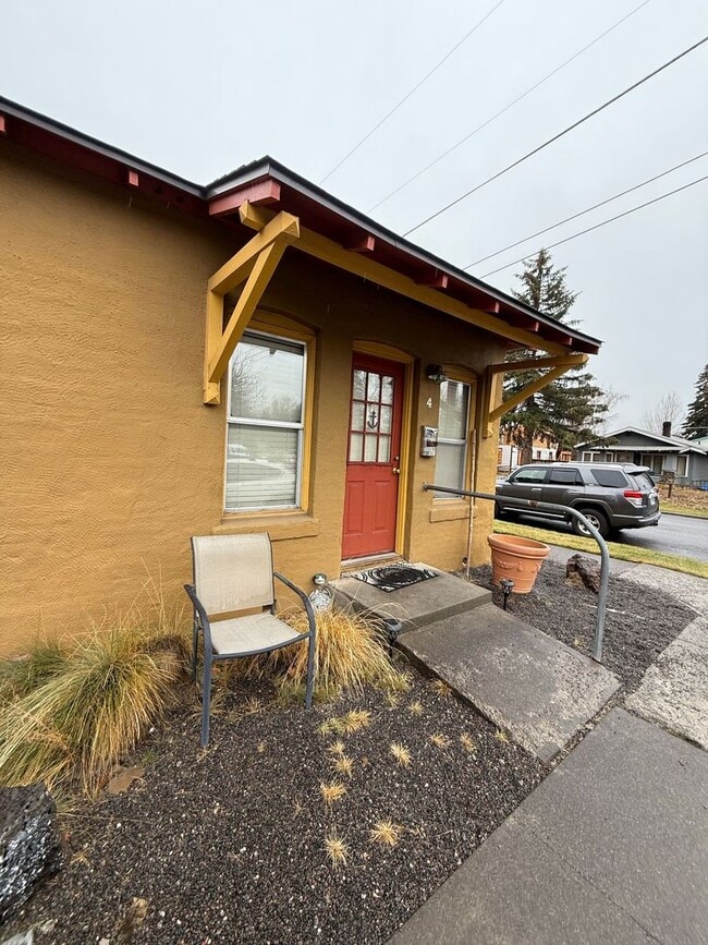 Building Photo - 1 Bed/1 Bath Corner Unit 4