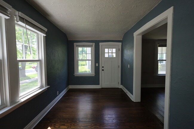 Photo - 18 Belle Plaine Ave