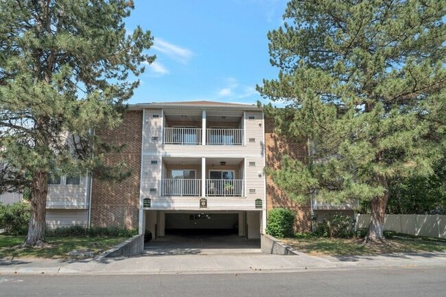 Building Photo - Great Location - Leafy Sandy Condo