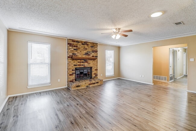 Photo - 1350 Greenbriar Ln