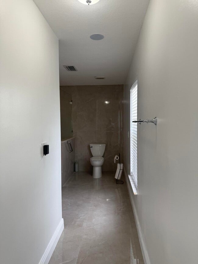 Photo - 592 SW Tarra Ave