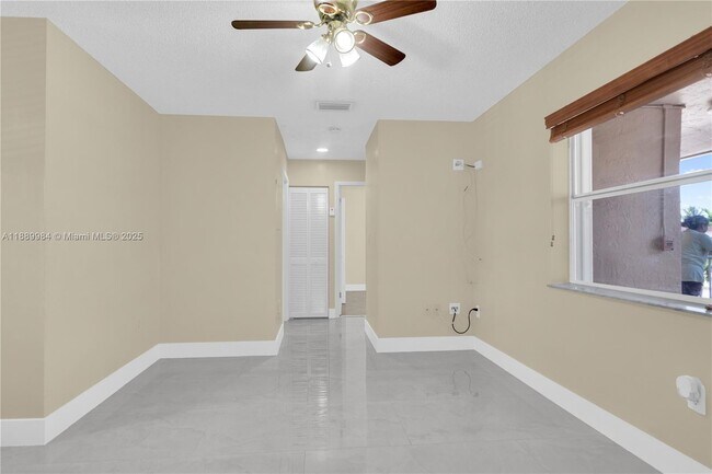 Photo - 2560 W 60th St Unidad 203