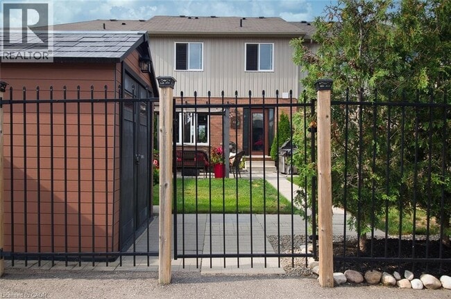 Photo - 511 Victoria Rd N