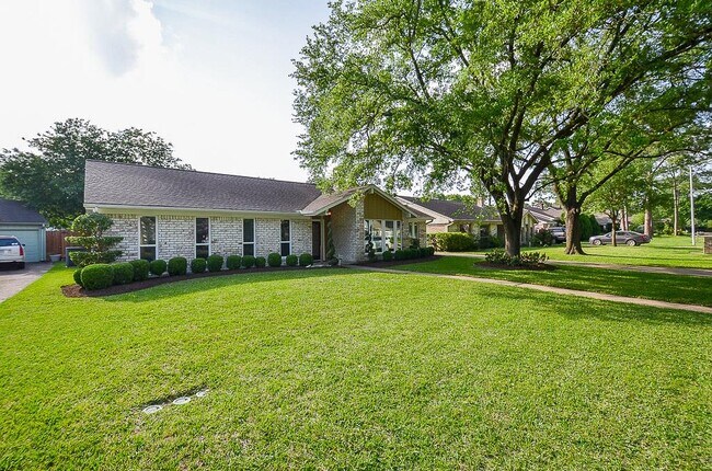 2815 Manila Ln