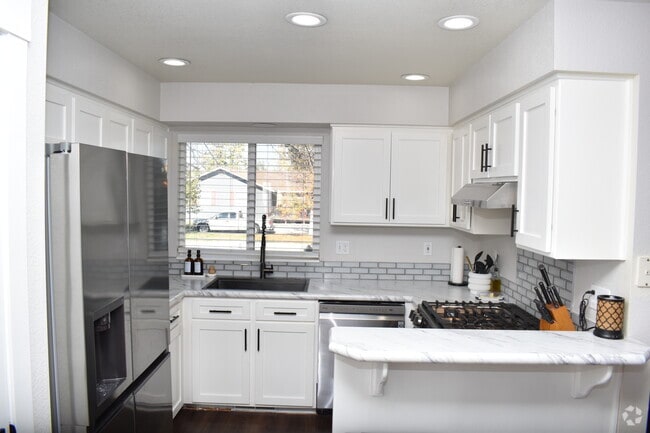 Building Photo - 11 E King St Rental
