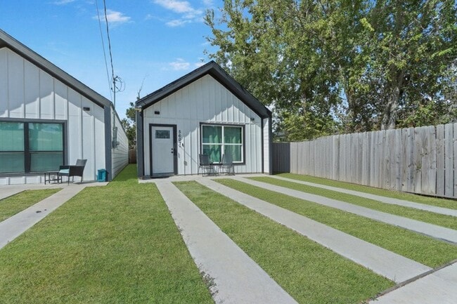 Building Photo - 5607 Bacher St