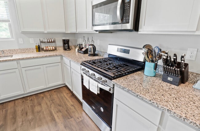 Gas range and Microwave - 4026 Zudie Dr