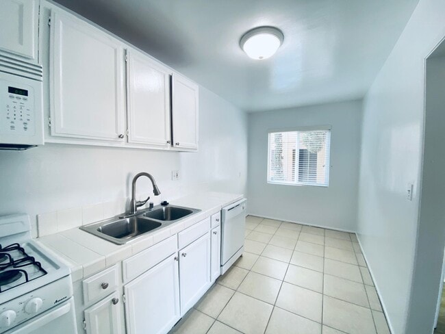 Photo - 5725-29 Vineland Ave