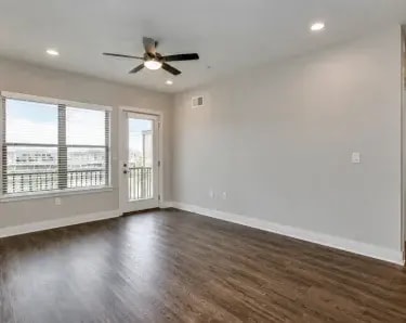 Photo - 1305 E Jefferson Blvd