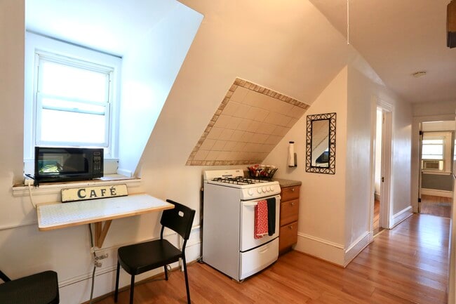 Building Photo - 124 Forest St Unit 3