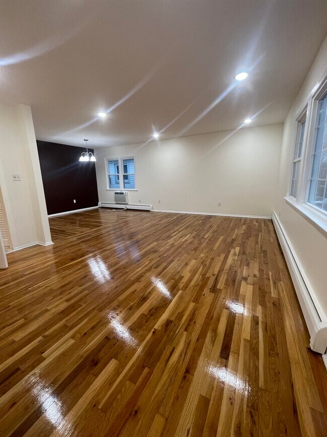 Building Photo - 7 Country Village Ct