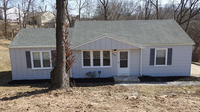 Photo - Cozy 3 bedrooms and 2 full baths home located on Holt Lane in Kansas City, KS