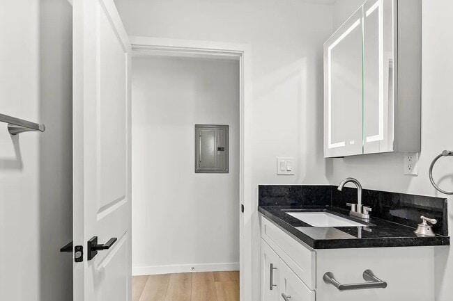 Photo - 1902 N Hollywood Way Unidad 1