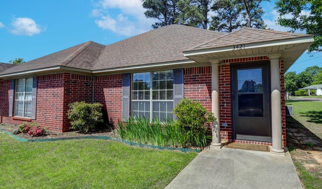 Building Photo - 3 Bedroom 2 Bathroom Duplex in Texarkana, AR Rental