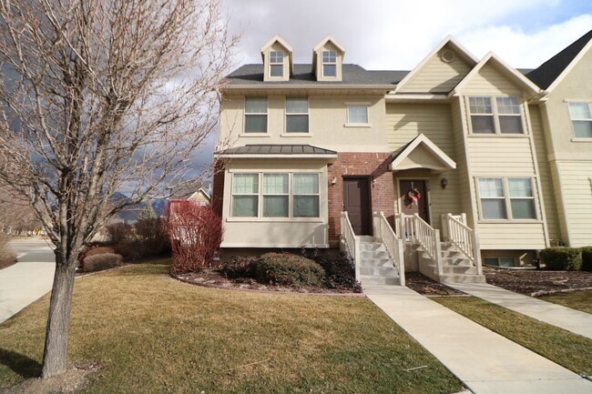 Building Photo - Beautiful Harvest Park Mapleton Townhouse