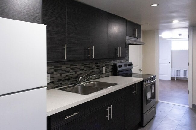 Building Photo - 114 Hess St S Unit B