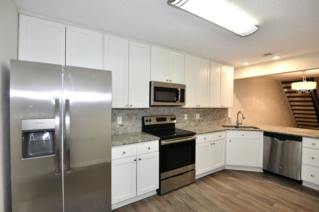 Building Photo - Updated Townhome in Larkspur Meadows