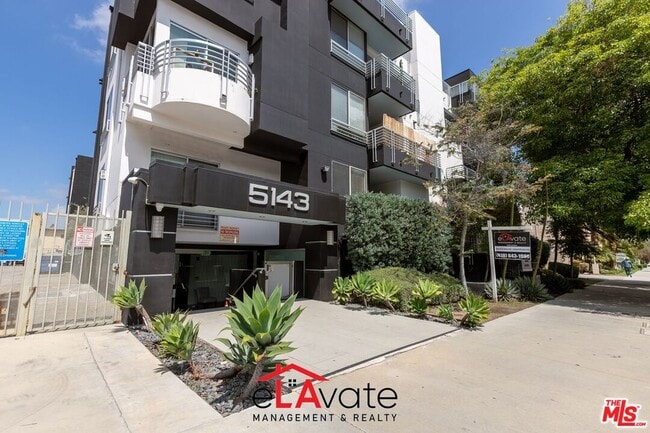 Photo - 5143 White Oak Ave Unidad 401