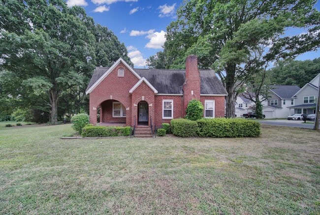 Lovely Brick Ranch Home Close to Uptown Ch... - Lovely Brick Ranch Home Close to Uptown Ch...