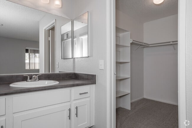 2BR, 1BA - 861 SF