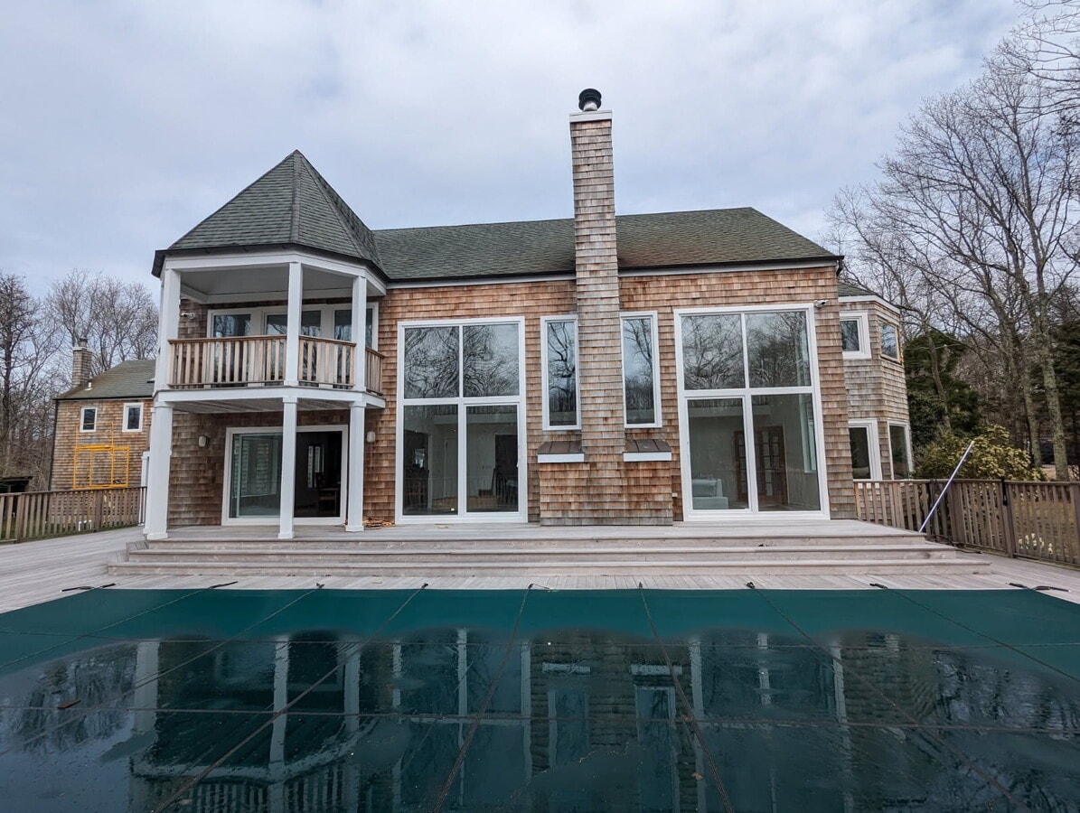 Back of the house with pool - 1060 Noyack Rd Casa