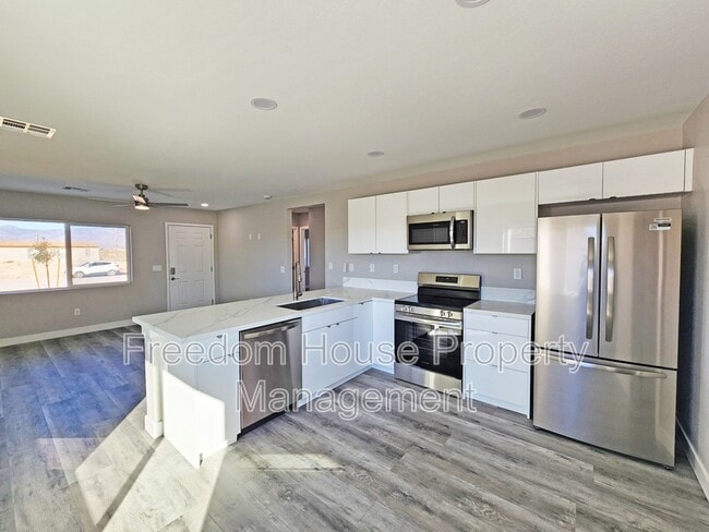 Photo - 561 Valiant Ave