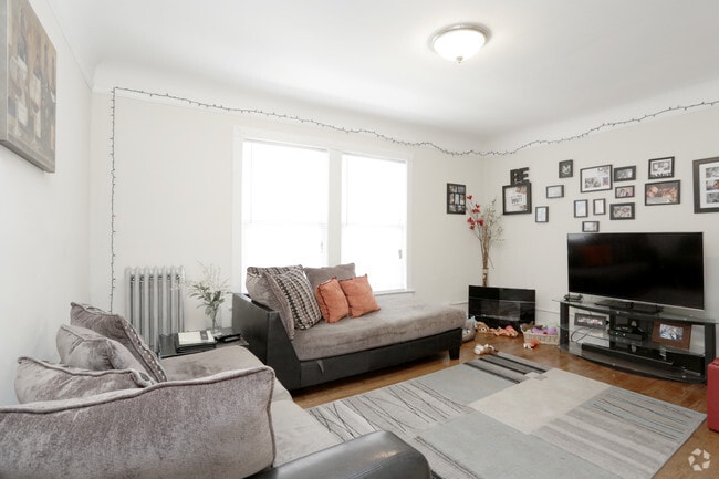 7033 1 Bedroom - Living Room - GreenGlen Park