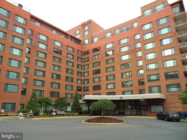Building Photo - 1011 Arlington Blvd Unit 1018