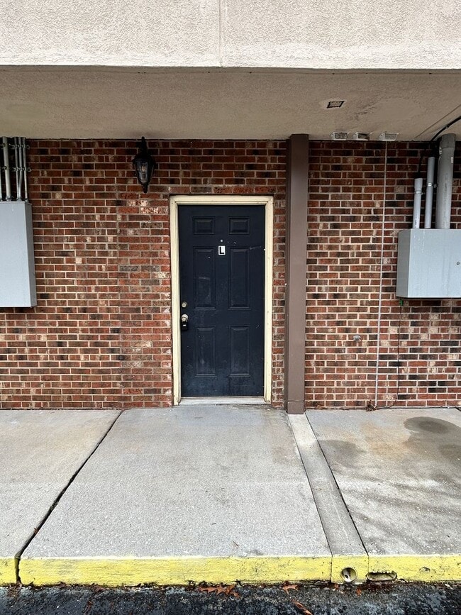 Building Photo - Jefferson Commons Apartments Unit Apt. L