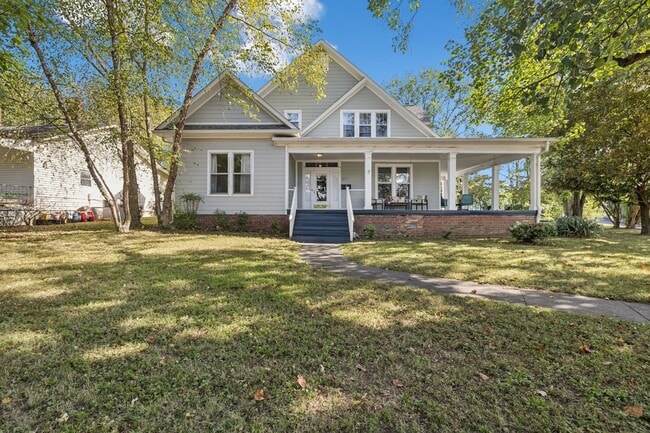 Photo - 920 Silverdene Pl