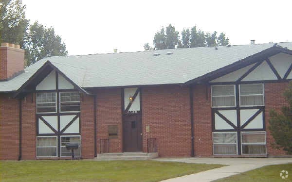 Photo - English Village Apartments