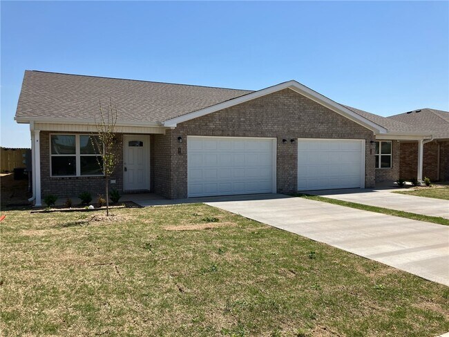 Building Photo - 6810 NW Trevy St