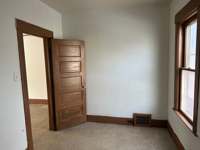 Photo - 1366 E 45th St