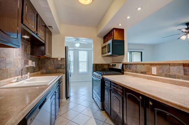 Photo - 2210 Country Club Dr