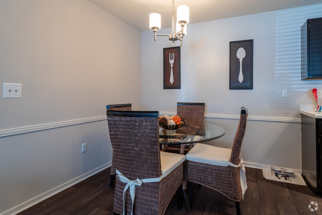 2BR, 2BA - 900 SF - Plantation Flats Apartments