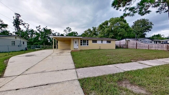 Building Photo - 4 Bedroom 1.5 Bathroom in Orange Park available early May!