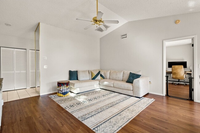 Photo - 8006 Picketts Ct